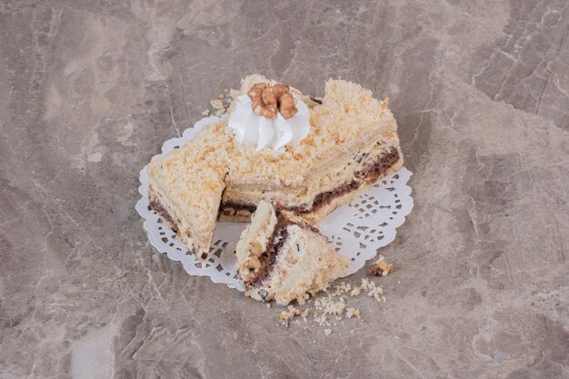 Tranche de gâteau fait maison sur table en marbre.