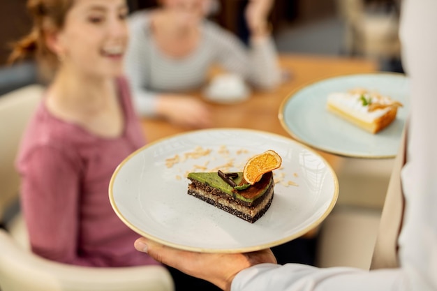 Tranche de gâteau et femme floue