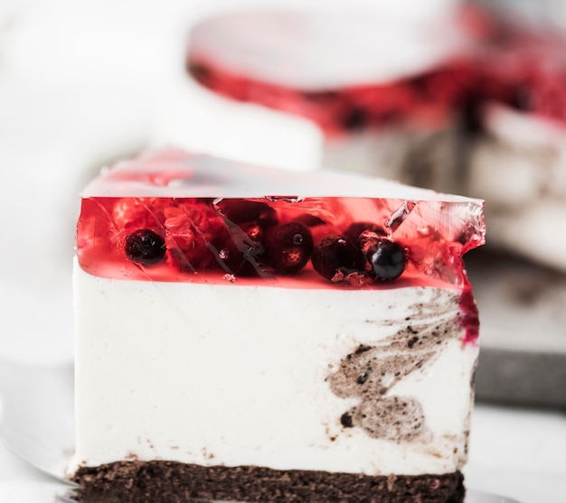 Photo gratuite tranche de gâteau à la gelée fruitée