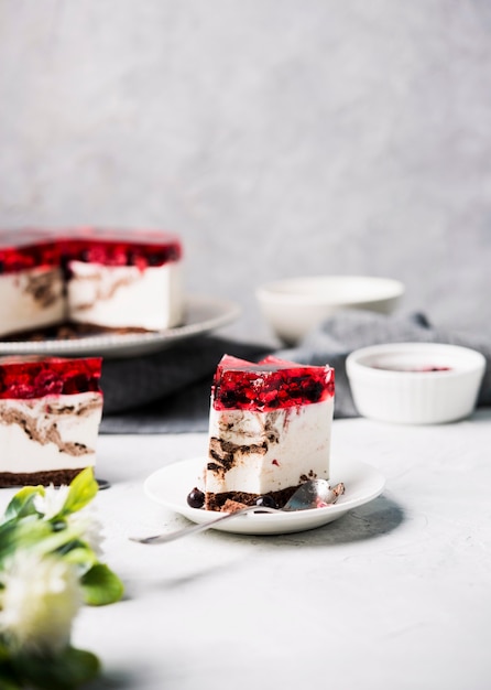 Tranche de gâteau à la gelée fruitée