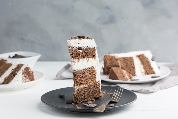 Tranche de gâteau sur la plaque