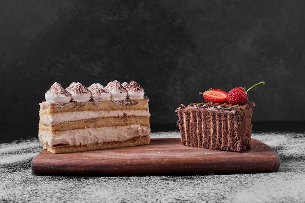 Tranche de gâteau sur un plateau en bois.