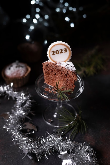 Photo gratuite tranche de gâteau pour célébrer la nouvelle année