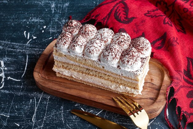 Une tranche de gâteau tiramisu avec du cacao en poudre.