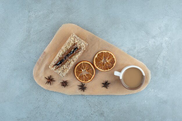 Tranche De Gâteau Avec Des Tranches D'orange Et Du Café Sur Planche De Bois. Photo De Haute Qualité