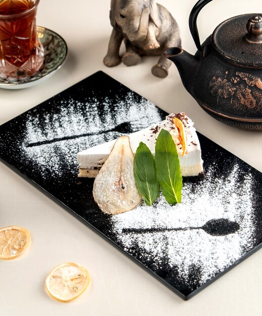 Une tranche de gâteau en trois couches avec crème à la vanille blanche et crumble au chocolat