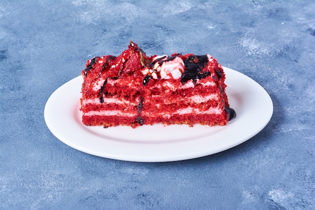 Une Tranche De Gâteau De Velours Rouge Dans Une Assiette Blanche