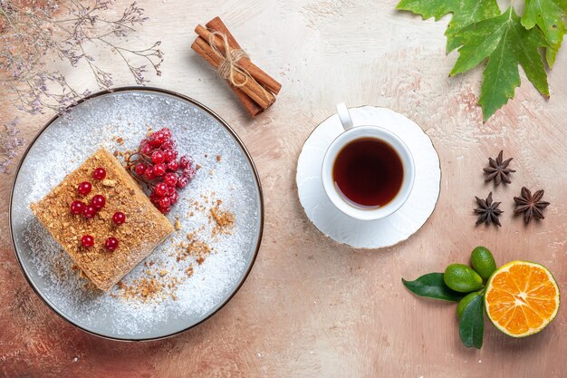 Tranche de gâteau vue de dessus avec des baies rouges à la lumière