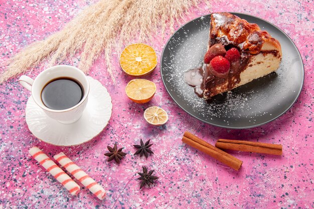 Tranche de gâteau vue de dessus avec du chocolat et des fraises rouges tasse de thé sur le bureau rose biscuit gâteau dessert sucré cuire au four