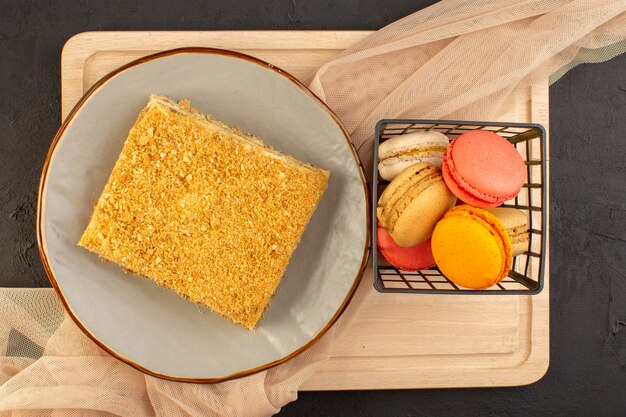 Une tranche de gâteau vue de dessus avec des macarons français délicieux et cuit à l'intérieur de la plaque