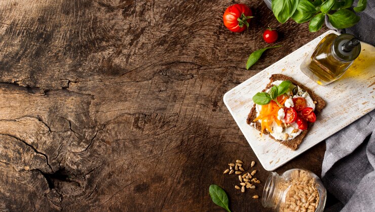 Photo gratuit tranche de pain grillé avec espace copie de tomates cerises