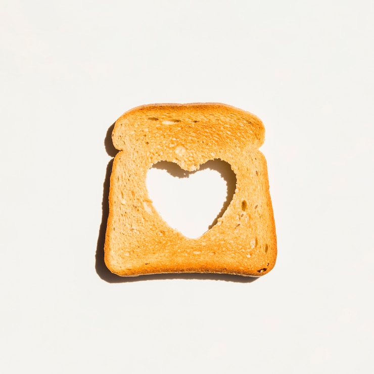Photo gratuit tranche de pain grillé en forme de coeur