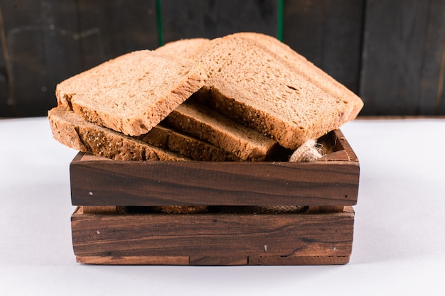 Tranche de pain sur la table