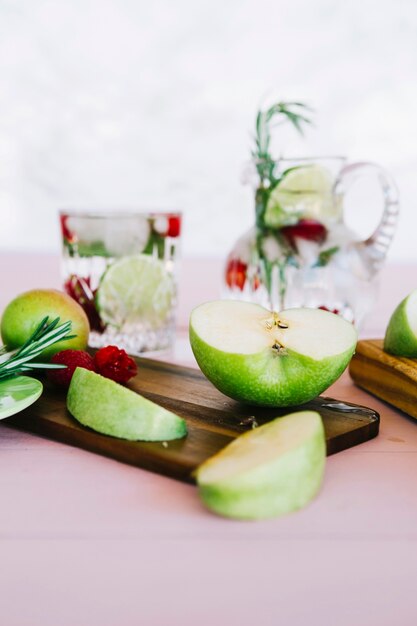 Tranche de pomme verte sur planche à découper