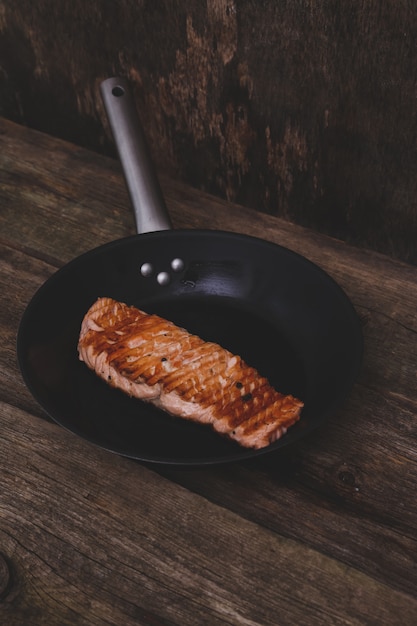 Photo gratuite tranche de saumon grillé
