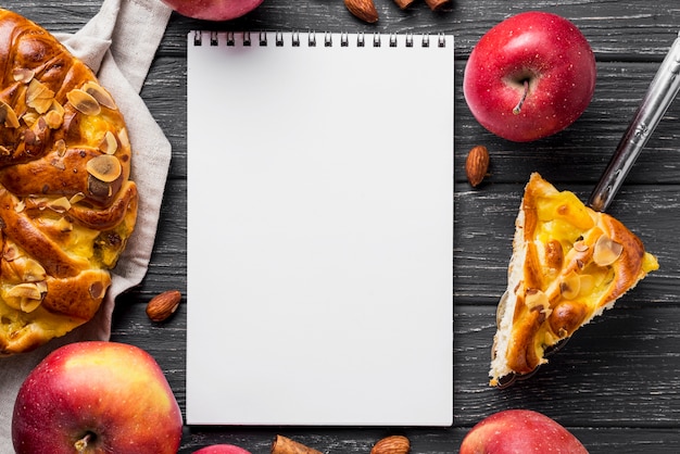 Tranche de tarte aux pommes et bloc-notes vide de l'espace de copie