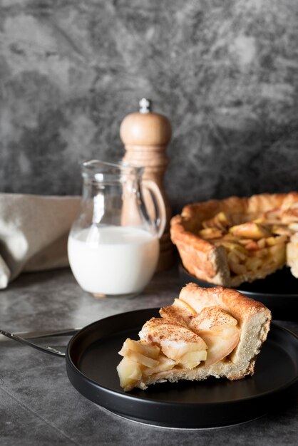 Tranche de tarte aux pommes vue avant sur plaque