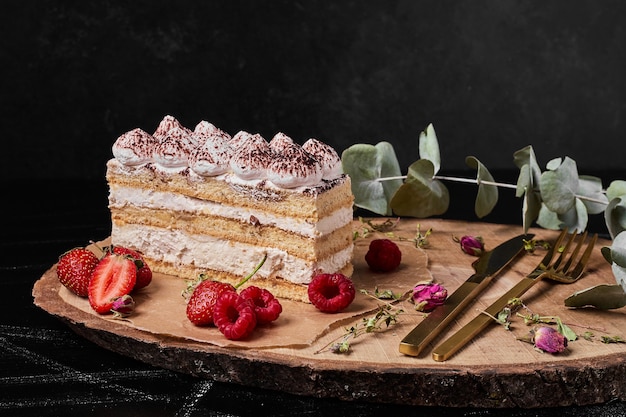 Tranche De Tiramisu Sur Un Plateau En Bois.