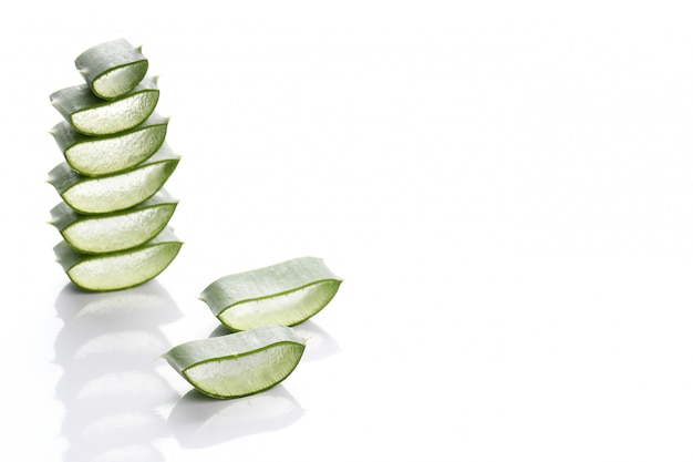 Tranches d'aloe vera pour les soins de la peau