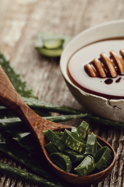 Photo gratuite tranches d'aloe vera pour les soins de la peau