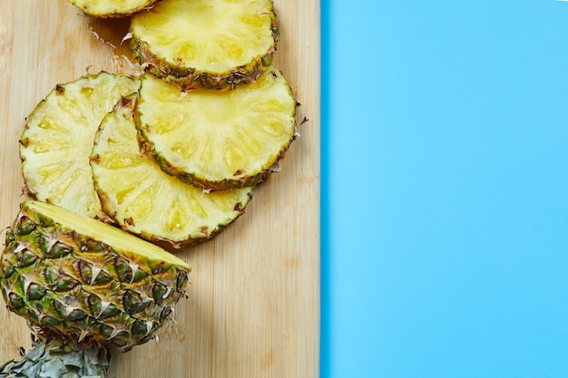 Tranches d'ananas sur planche de bois.