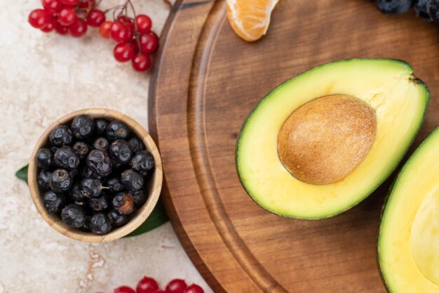 Tranches d'avocat au cassis sur planche de bois.