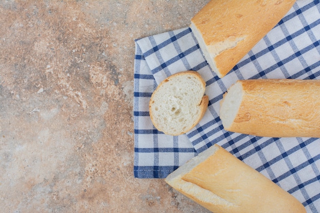 Tranches de baguette fraîche sur nappe à rayures