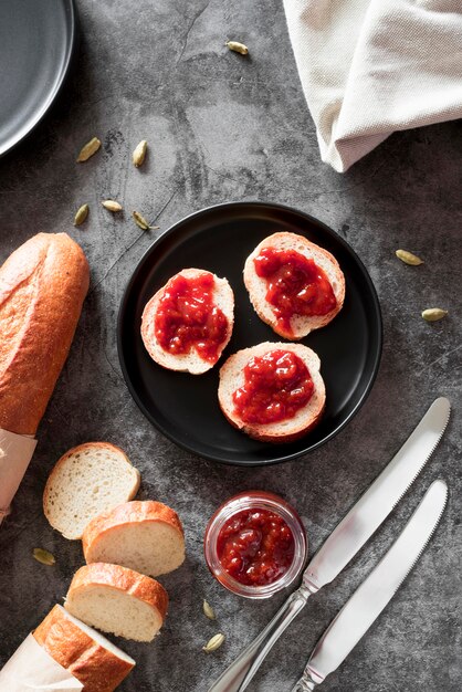 Tranches de baguette vue de dessus avec de la confiture