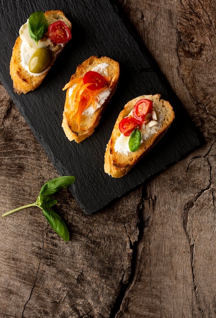 Tranches de bruschetta sur planche de bois noir