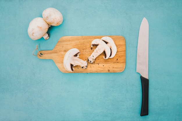 Photo gratuite tranches de champignons sur la planche de bois