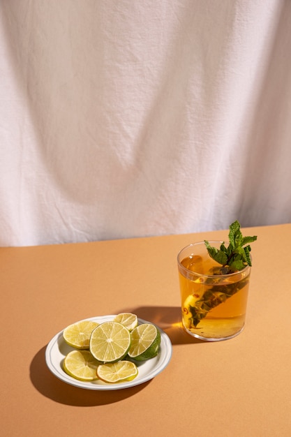 Tranches De Citron Avec Cocktail Sur Un Bureau Marron