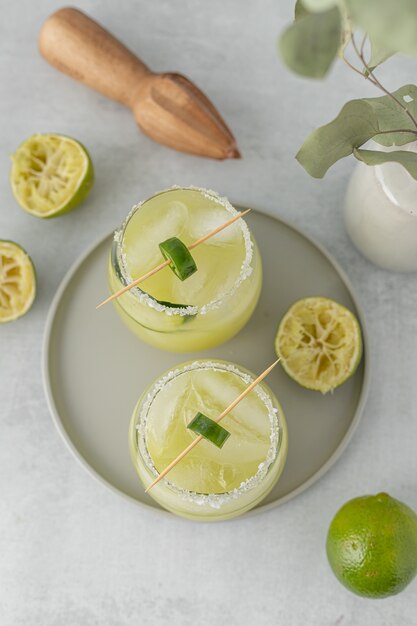 Tranches de citron dans un bol en céramique blanche