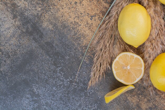 Tranches de citron sur l'espace en marbre