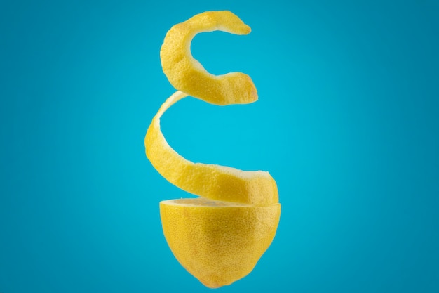 Photo gratuite tranches de citron flottant avec fond clair
