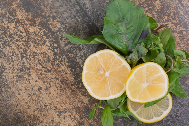 Photo gratuite tranches de citron à la menthe sur l'espace en marbre