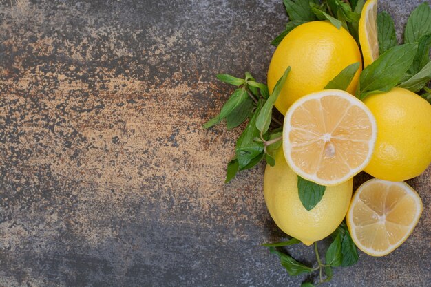 Tranches de citron à la menthe sur l'espace en marbre