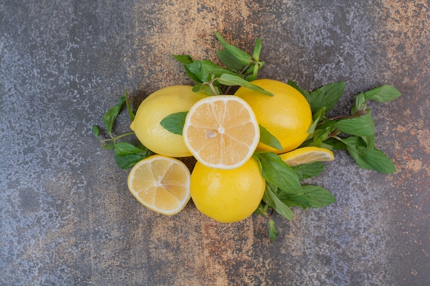 Photo gratuite tranches de citron à la menthe sur la surface de la pierre