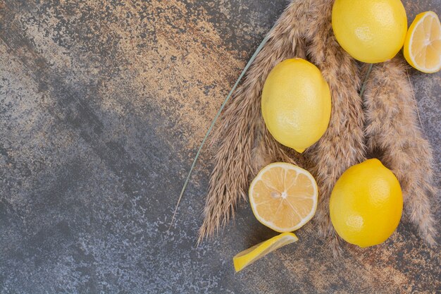 Tranches de citron sur la surface de la pierre