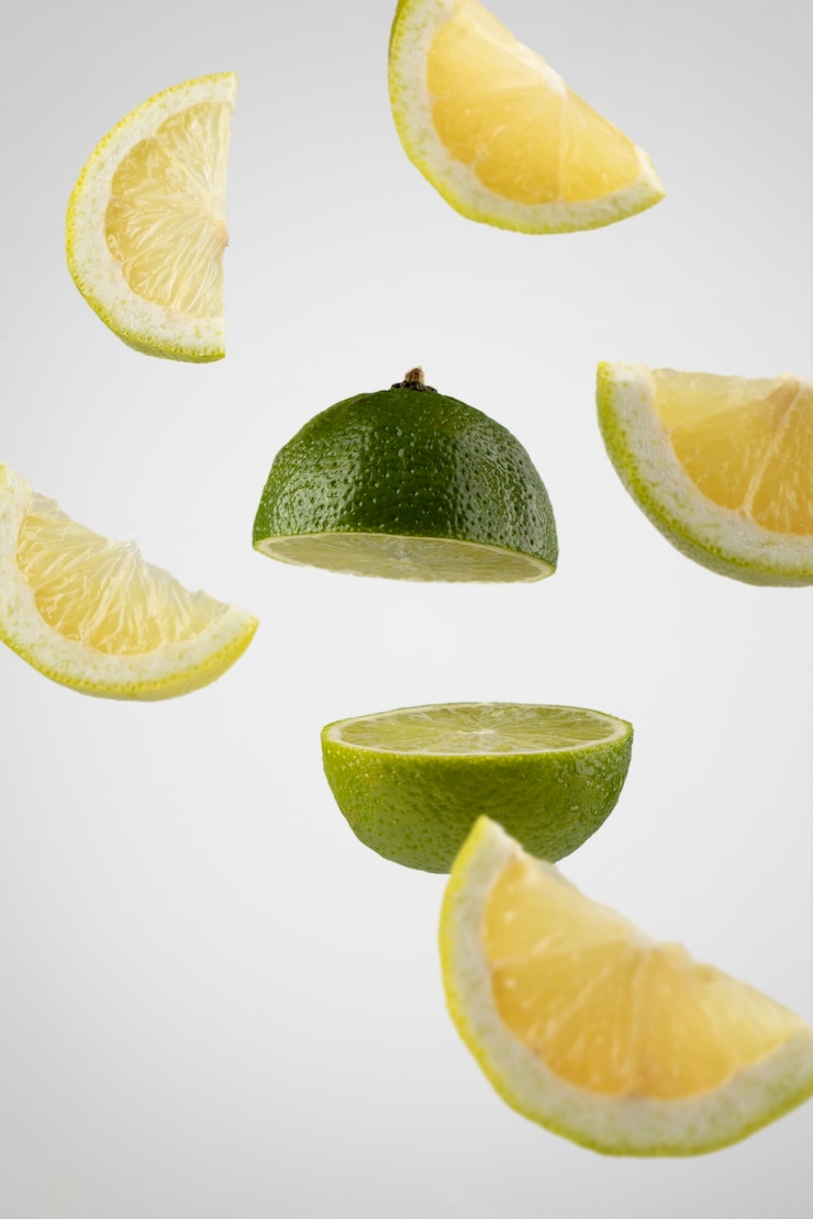Photo gratuit tranches de citron vert flottant avec fond clair