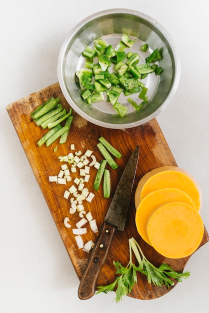 Tranches de citrouille et de céleri sur une planche à découper