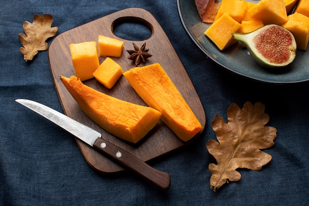 Tranches de citrouille sur planche de bois