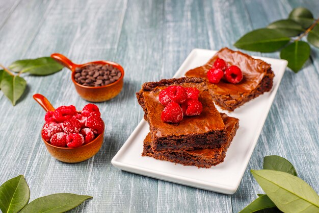 Tranches de dessert au gâteau brownie au chocolat avec framboises et épices