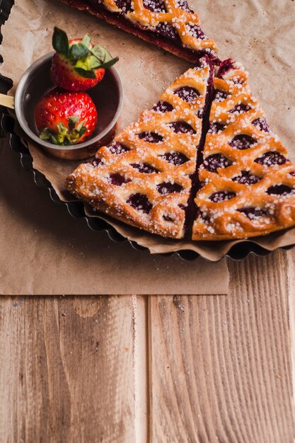 Tranches de dessert savoureux avec de la confiture