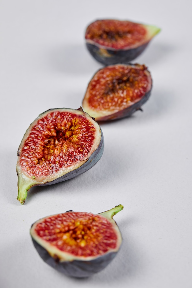 Photo gratuit tranches de figues mûres sur blanc.