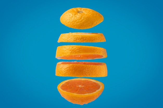 Photo gratuite tranches flottantes orange avec fond clair