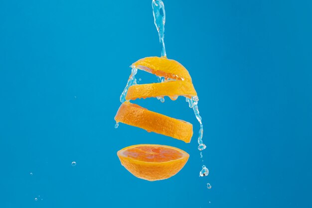 Tranches flottantes orange avec fond clair