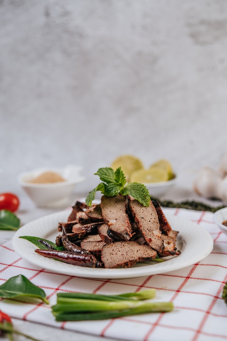 Photo gratuit tranches de foie grillé avec des tranches de ãƒâƒã‚â ¢ ãƒâ‚ã‚â € ãƒâ‚ã‚â ‹ãƒâƒã‚â ¢ ãƒâ‚ã‚â € ãƒâ‚ã‚â‹ citron vert, carottes, piment, oignons nouveaux et menthe.
