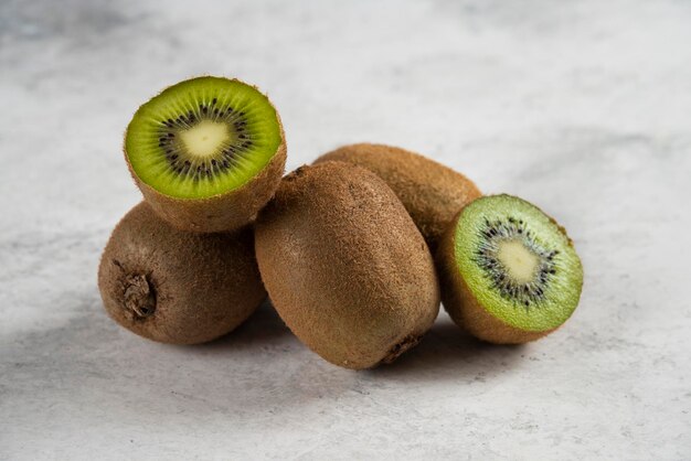 Tranches fraîches de kiwi sur blanc.