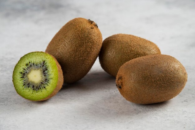 Tranches fraîches de kiwi sur blanc.