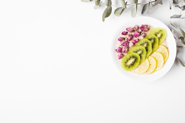 Tranches de fruits sur blanc.